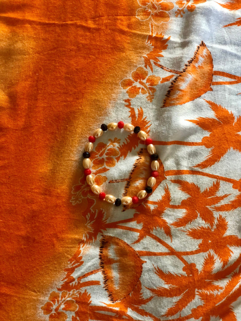 Traditional Beaded bracelet Red/Peach/Noir