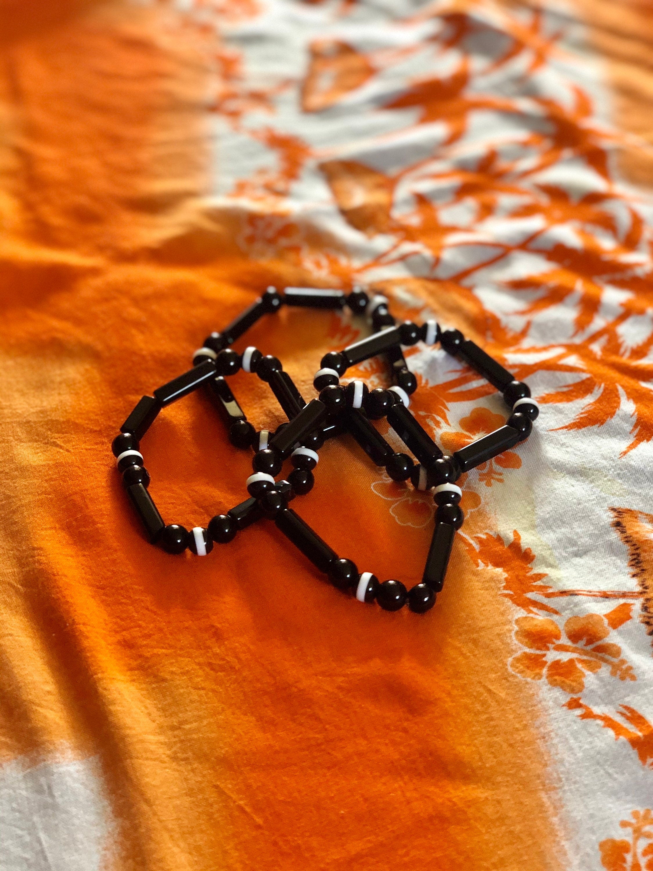 Traditional Beaded bracelet Noir and White