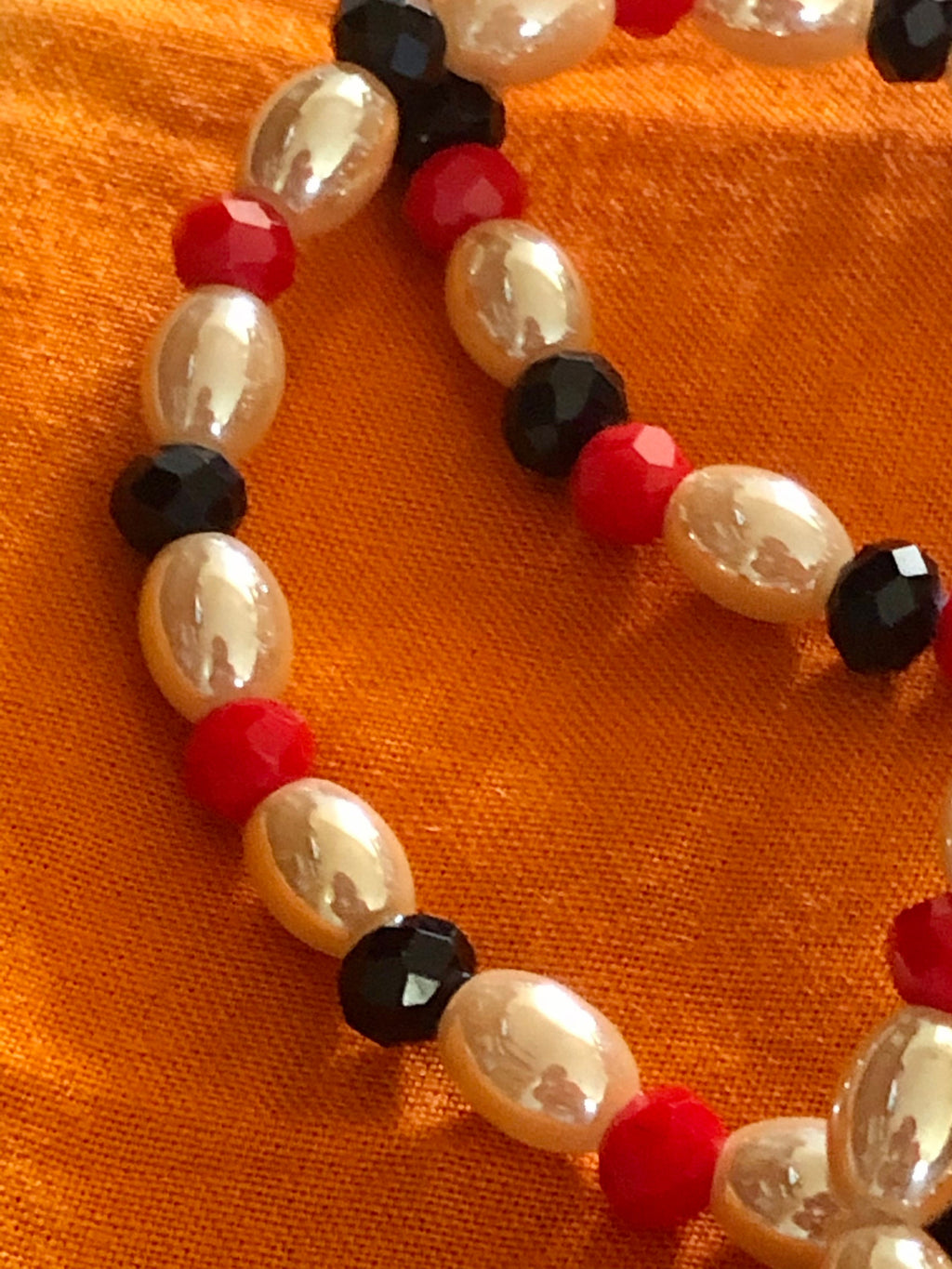 Traditional Beaded bracelet Red/Peach/Noir