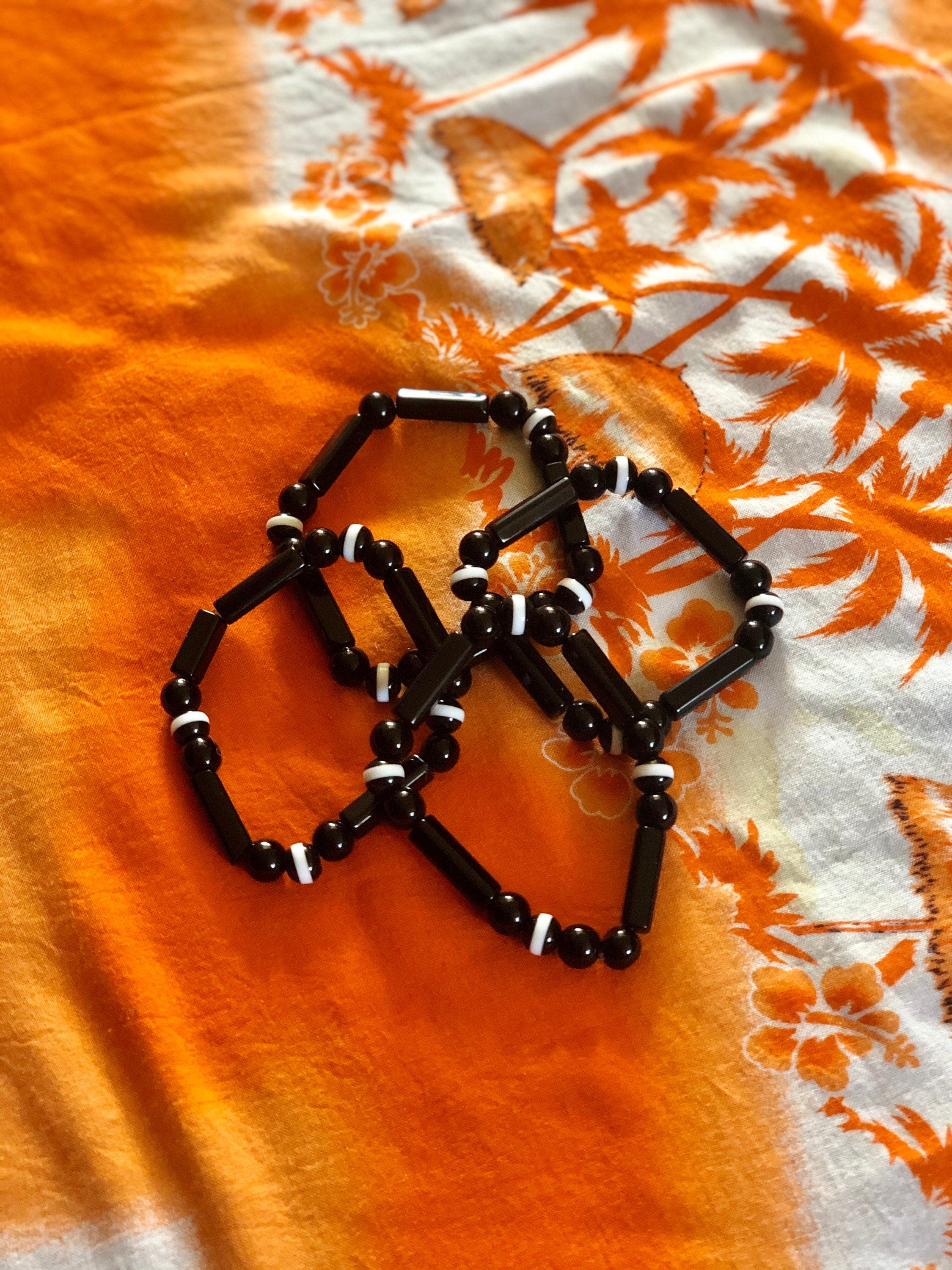Traditional Beaded bracelet Noir and White