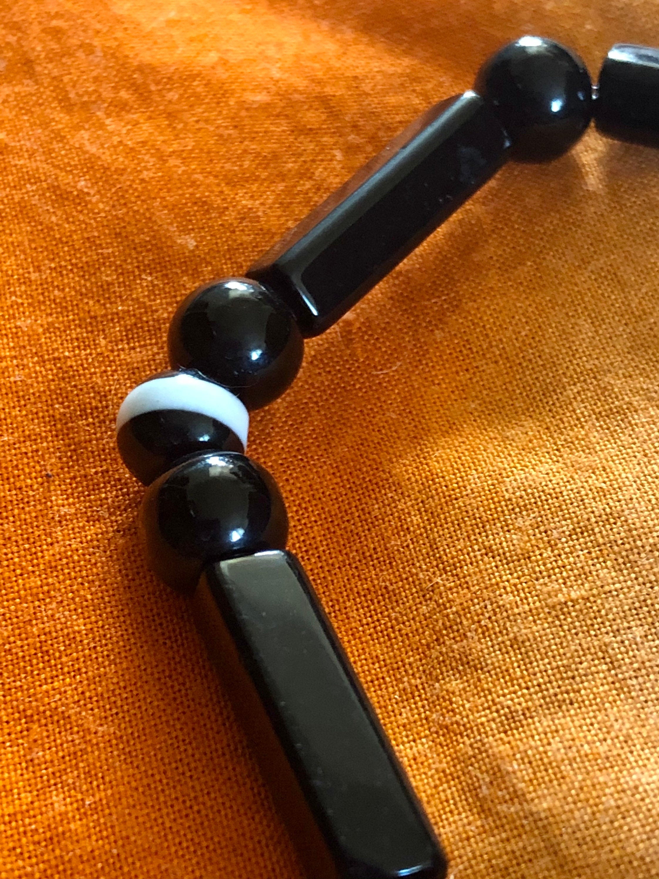 Traditional Beaded bracelet Noir and White